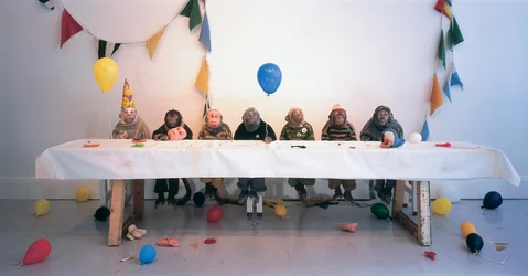 Singerie, 2004 (jesmonite, pele, lã, madeira, acessórios de festa)