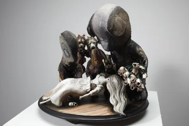 Branca de Neve, 2010 (madeira, linóleo, gesso, barro, tecido, tinta)