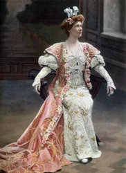 A cantora de ópera escocesa Mary Garden (1874-1967) como Orlanda na ópera "La reine Fiammette" em Paris, foto de Cautin et Berger do jornal francês "Le Theatre" 11 de fevereiro