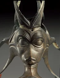 Arte celta: elemento decorativo de um jarro de bronze em forma de cabeça de uma criatura fantástica. Século III AC. De Brno Malomerice (Moravia). Brno, Museu Moraviano