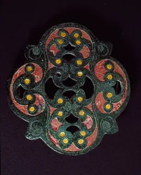 Arte Celta: placa de bronze perfurada com incrustação de esmalte. Século I d.C. De Paillard (Oise). Breteuil, museu arqueológico.