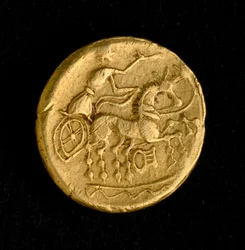 Arte celta: estáter dos Sequanos, moeda de ouro - Representação de um homem a conduzir um carro (?), séculos III-II a.C. - Paris, Bibliothèque nationale