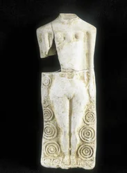 Mulher com três peitos. Estatueta feita pelo oleiro celta "Rextuguenos" assinatura e rouelles (só conhecido oleiro armoricano), para Laraire (lugar de oração numa villa romana)