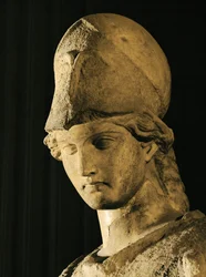Cabeça de Atena com cista e serpente Erechthonios ...