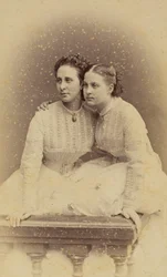 Alexandra Iossifovna de Russie (nee princesse Alexandra de Saxe Altenbourg) e Olga Constantinovna de Russie - Retrato da Grã-Duquesa Alexandra Iossifovna (1830-1911) e da Grã-Duquesa Olga Constantinovna da Rússia (1851-1926), de Bergamasco, Charles (Ka Ka