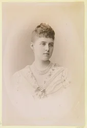 Alexandra de Grece, grande duquesa de Russie - Retrato da Grã-Duquesa Alexandra Georgievna da Rússia (1870-1891), de Bergamasco, Charles (Karl) (1830-1896). Fotografia de Albumina