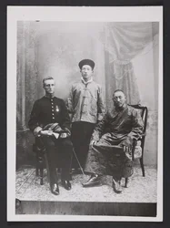 Charles Bell sentado com o décimo terceiro Dalai Lama e o príncipe herdeiro de Sikkim, Sidkeong Tulku Namgyal, em 1910 (fotografia a preto e branco)