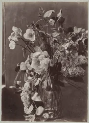 Estudo floral com jarro ornamentado