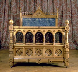 Cama embutida do revivalismo gótico com cabeceira acolchoada, fabricada por Marsh & Jones, cerca de 1866