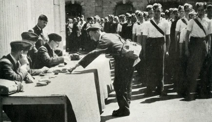 Dia de pagamento marca a vida na Royal Air Force em intervalos regulares, 1941.