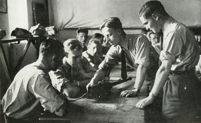Pessoal da RAF aprendendo sobre armas, 1941.