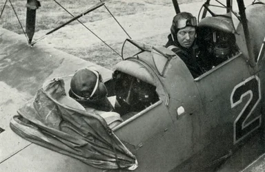 Piloto da RAF aprendendo a voar durante a Segunda Guerra Mundial, 1941.