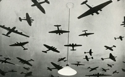 Silhuetas de aviões militares ... em uma escola de treinamento da RAF durante a Segunda Guerra Mundial, 1941.