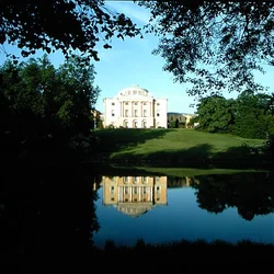 Vista da fachada do palácio das margens do rio Slavyenka, iniciada em 1782