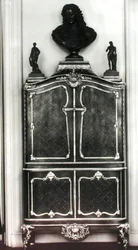 Armário com um busto de Louis de Orleans (1703-52) (madeira)