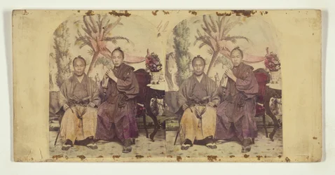 Dois membros da primeira missão diplomática japonesa nos Estados Unidos:  Membro não identificado (à esquerda) e Tateishi Onojirō-Noriyuki, intérprete em formação (à direita)