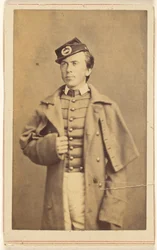 [Soldado da Guerra Civil não identificado, de pé, com uma mão agarrada ao seu sobretudo]