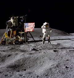 John Young na superfície lunar, 1972.
