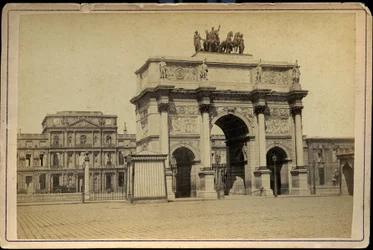 França, Ile-de-France, Paris (75): O Arco do Triunfo do Carrossel com os edifícios em ruínas das Tuileries imperiales