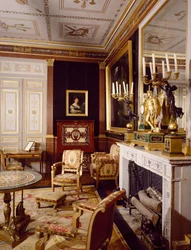 O salão dos visitantes e retrato à esquerda da Rainha Hortense, Chateau de Malmaison em Rueil-Malmaison, dos arquitetos Pierre-Francois-Leonard Fontaine e Charles Percier, França