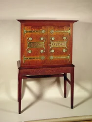 O gabinete Kelmscott Chaucer, projetado pela CFAVoysey (1857-1941) e feito pela F.Coote, 1899 (carvalho com encaixes de latão)