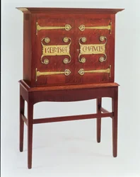 O gabinete Kelmscott Chaucer, projetado pela CFAVoysey (1857-1941) e feito pela F.Coote, 1899 (carvalho com encaixes de latão)