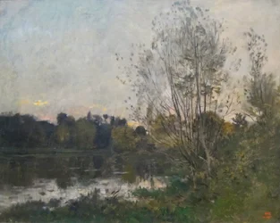 Um lago no bosque ao anoitecer