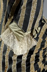 Vestido de noite, c.1884 (vista detalhada do braço). Cetina de seda e veludo cortado, renda, borlas de fio de seda e franja. Charles Frederick Worth, França.