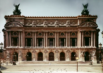 Vista da fachada do teatro de ópera realizado por Charles Garnier (1825-1898) em 1875 em Paris