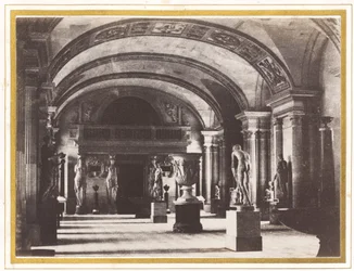 Sala das Cariátides, no Museu do Louvre, c. 1851.