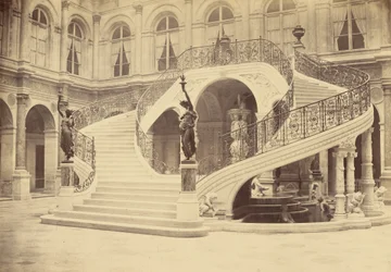 [Escadaria, interior do Hôtel de Ville]