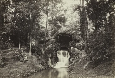 Vista da pequena gruta em direção ao Deer Pond, Bois de Boulogne
