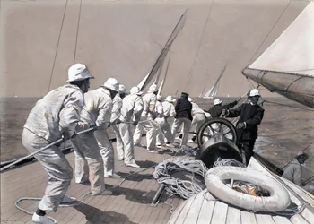 Içar a vela principal a bordo do Brynhild, um barco de corrida, vencedor da Taça dos Reis. Desenho e lavagem (37,4x46,1 cm) de Charles M. Padday () , início do século XX.