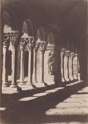 Um corredor do claustro de São Trófimo, em Arles