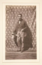 Retrato de um homem de pé com chapéu