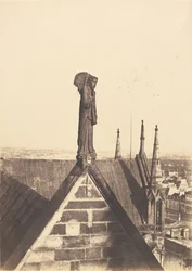 [O Anjo da Ressurreição no telhado da Notre-Dame, em Paris]
