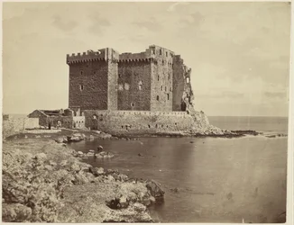 [O castelo da ilha de Saint-Honorat, perto de Cannes / Le château de île Saint-Honorat, près de Cannes