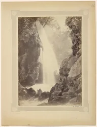 Cascata e rochedos, sul de França