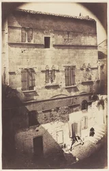 Fachada de uma casa românica em Saint-Gilles du Gard