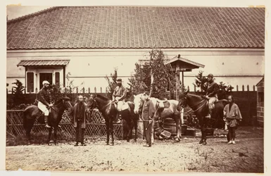 Retrato de grupo militar com cavalos