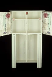 Armário branco projetado para a Sra. Rowat, 1902 (madeira, vitral, esmalte)