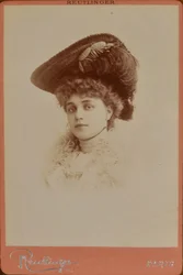 Mulher elegante com um chapéu - Charles Reutlinger