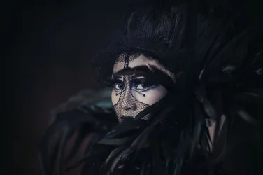 A misteriosa mulher com véu