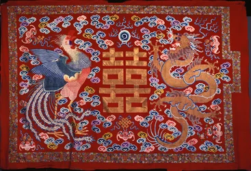 Um chinês pendurado em lã vermelha com um caráter central em fio dourado, ladeado por uma Fênix e um Dragão, do século XIX