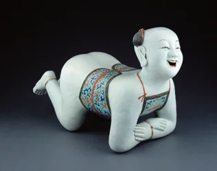 Um travesseiro de porcelana chinesa na forma de um menino seminu (porcelana)