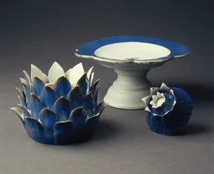 Uma Terrina de Forma Vegetal, Cobertura e Tazza, Período de Jiaqing (1796-1820) c.1800 (porcelana) (veja também 314544)