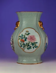 Um vaso fino e muito raro da família rosa celadon com um esmalte de prunus e rosas delineado em dourado, um dos quatro esmaltes representando as "Flores das Quatro Estações", 1735-1795