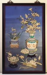 Um painel de seda representando vasos com flores de cerejeira, magnólia e orquídeas e uma jardineira com rosas em meio a ramos de lótus, lírios e glórias da manhã