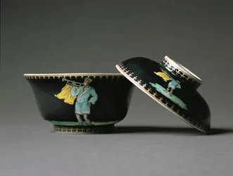 Um sugarbowl e cobertura, período de Qianlong (1736-95) c.1740 (porcelana) (veja também 314530)