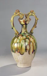 Ânfora com alças em forma de cabeças de dragão com um esmalte de três cores, Dinastia Tang, 618-907 (cerâmica)